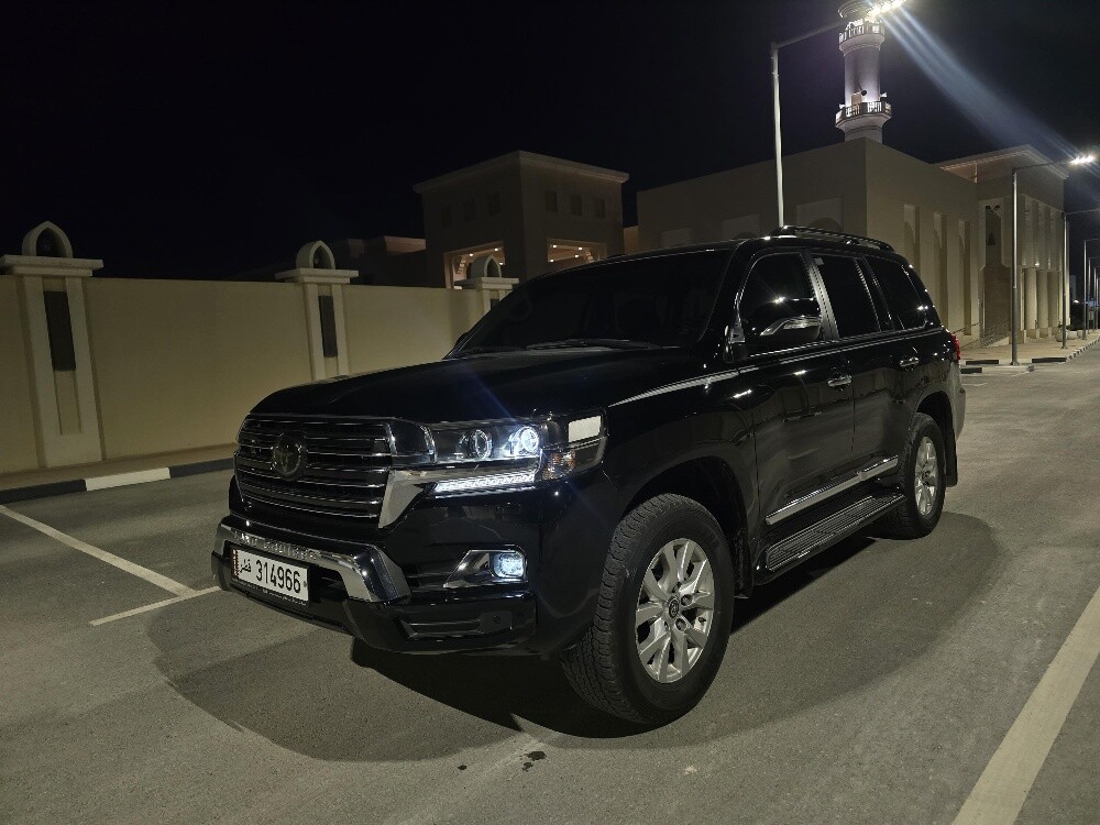 Low km Landcruiser V8 Black Edition - 7