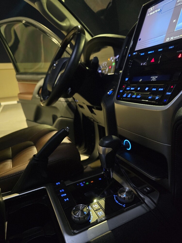 Low km Landcruiser V8 Black Edition - 13
