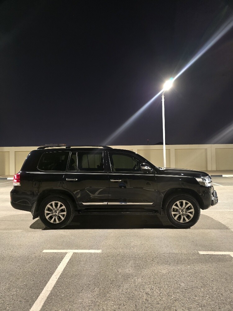 Low km Landcruiser V8 Black Edition - 6