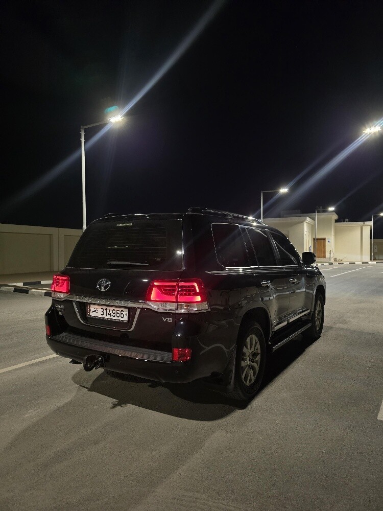 Low km Landcruiser V8 Black Edition - 5