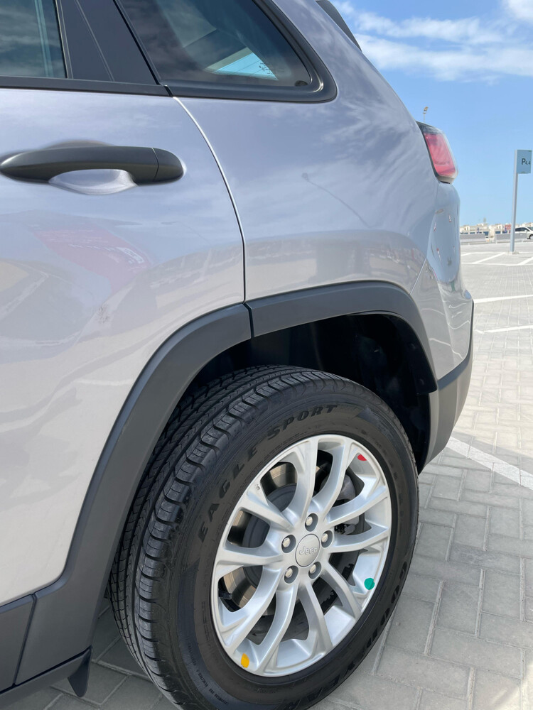 Jeep Cherokee Sport - 5