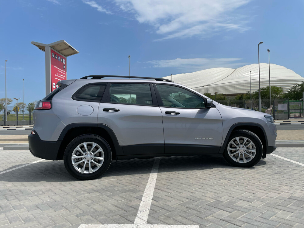 Jeep Cherokee Sport - 1