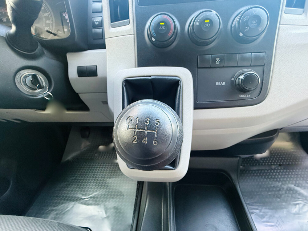 Toyota Hiace 2023 V6 - 9
