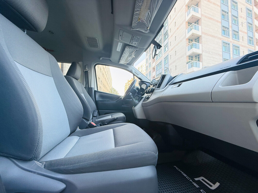 Toyota Hiace 2023 V6 - 11