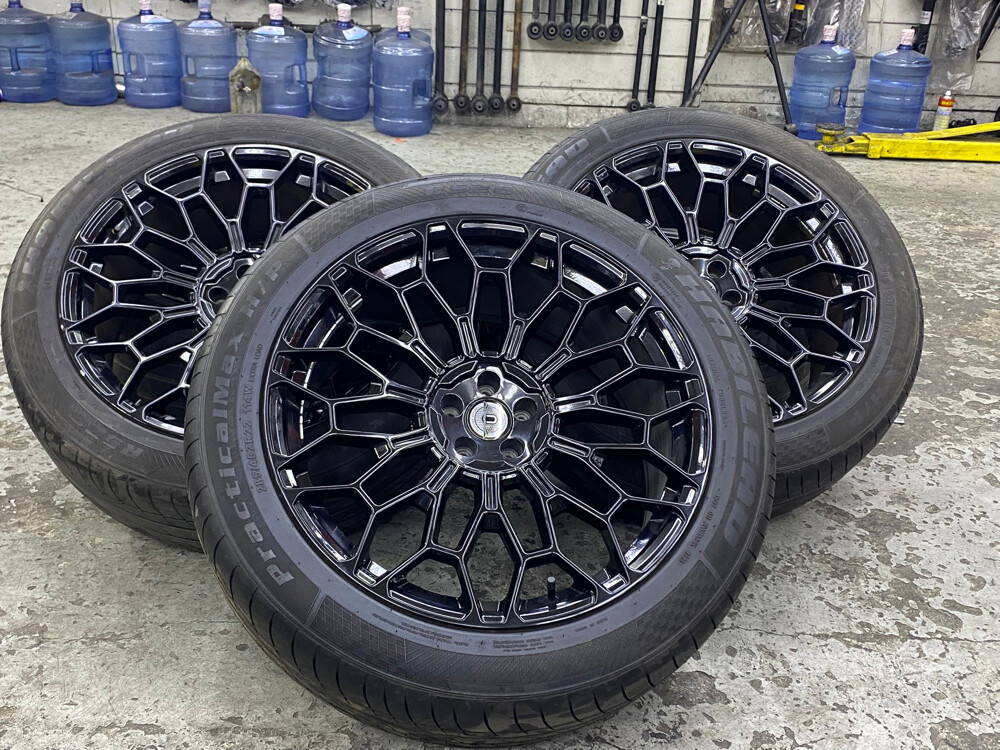 Range Rover 285/45/22Tire and Rim 5 - 1