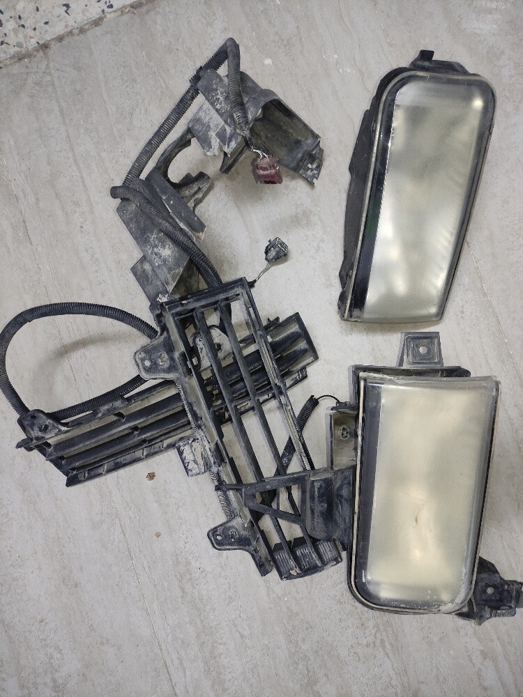 2 Front Fog Lights - 1