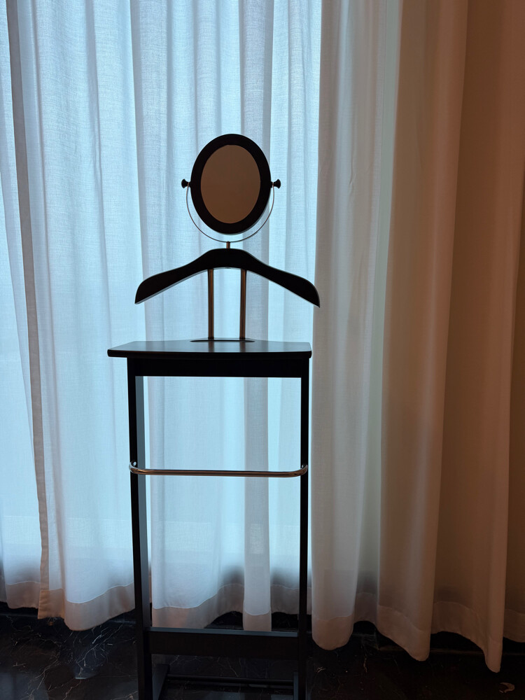 Black valet stand (wood) - 1