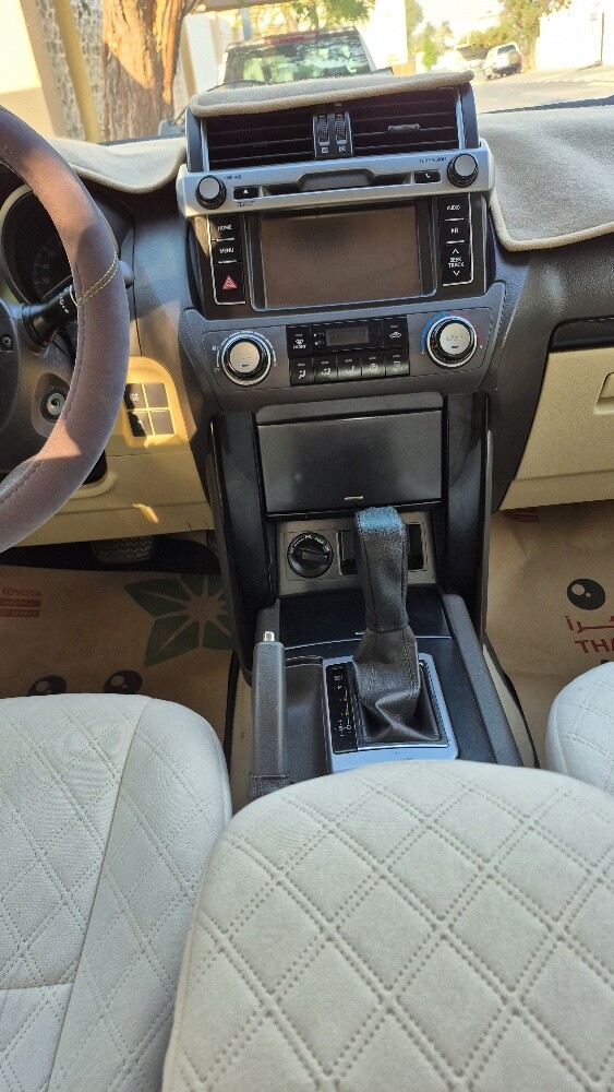 Prado car in showroom condition - 9