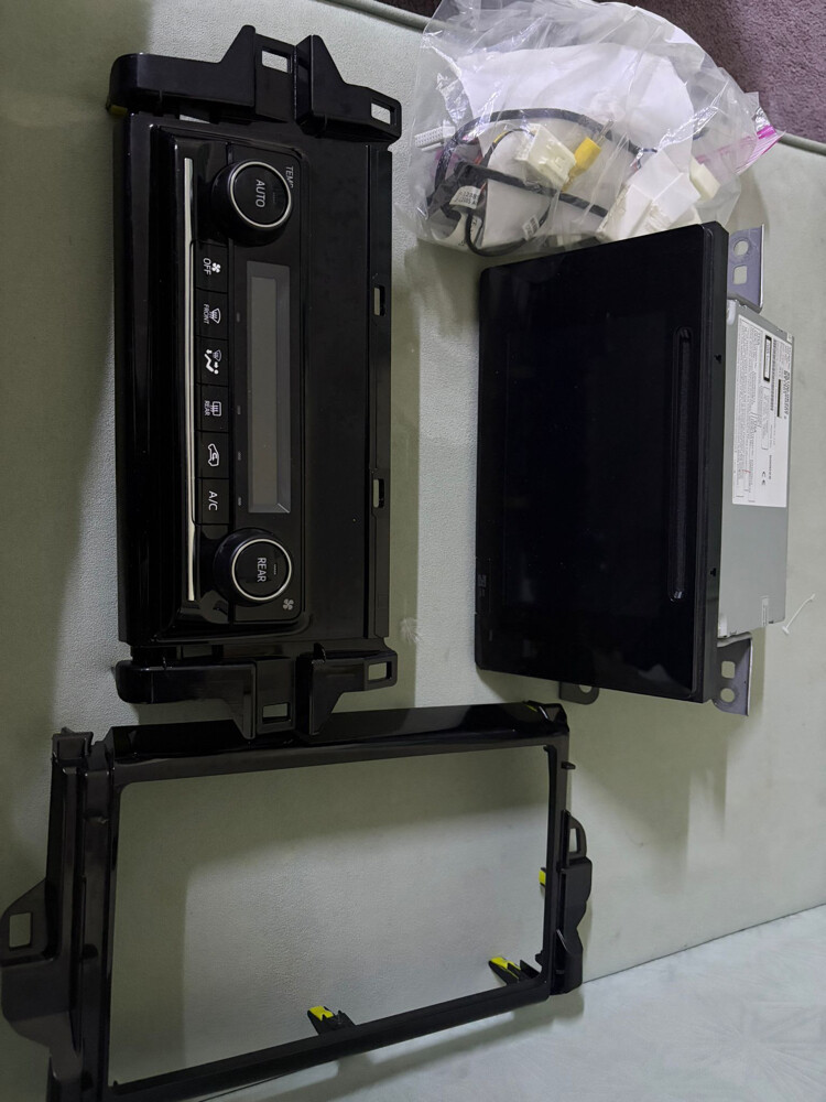 Original screen- toyota fortuner  - 2