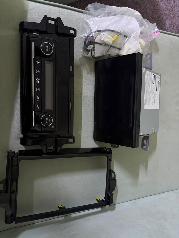 Original screen- toyota fortuner  - 1