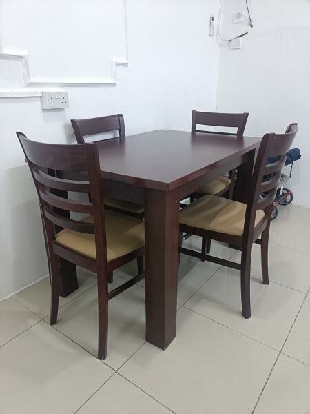 Table (4 chair) @ 300 qr - 3