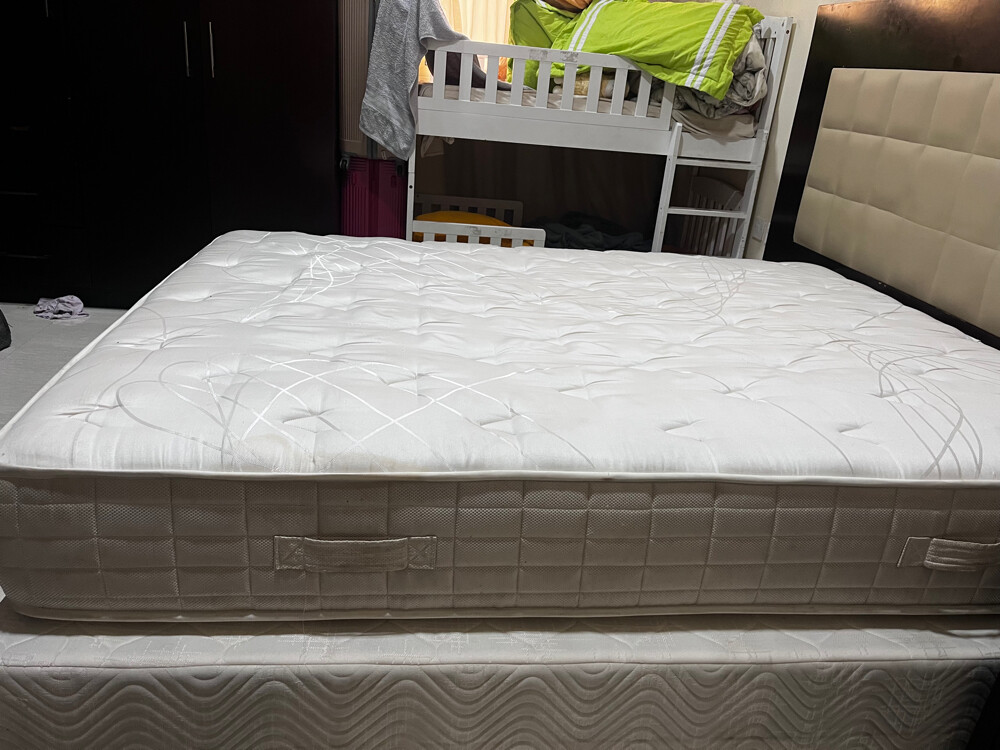 Queen bed mattress look like new - 1