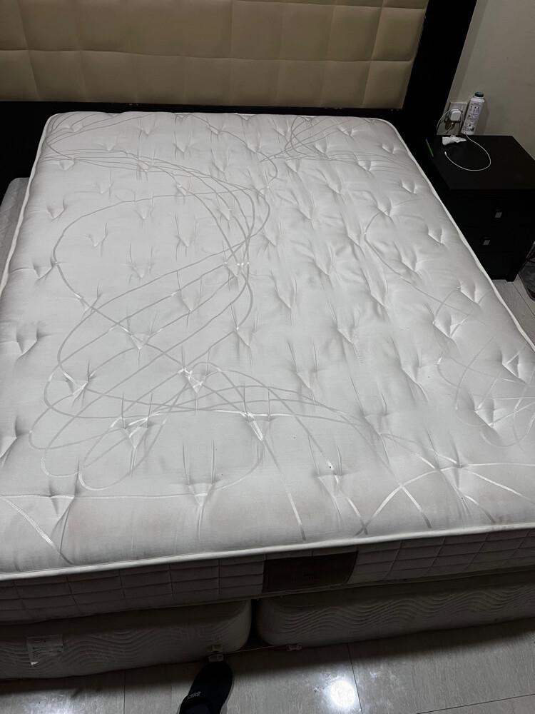 Queen bed mattress look like new - 2