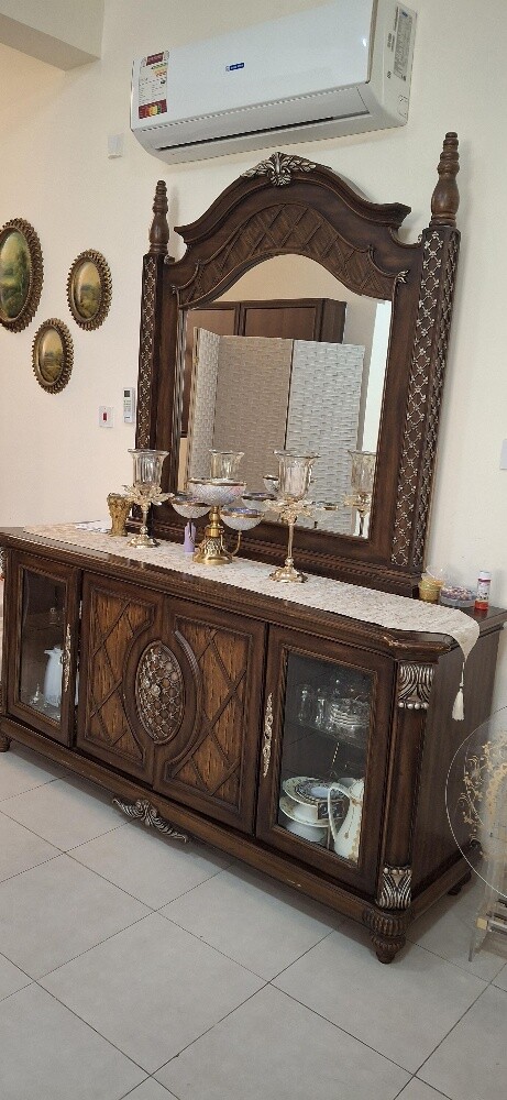 طاولة طعام مع ٨ كراسي بحاله جيده - 2