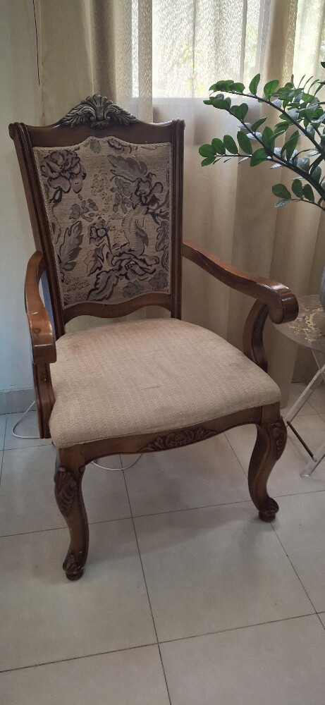 طاولة طعام مع ٨ كراسي بحاله جيده - 3