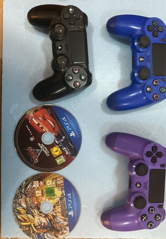 ps4 with 3 controllers and 2 games - 2