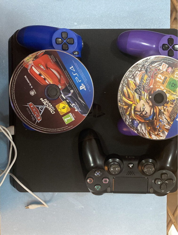 ps4 with 3 controllers and 2 games - 3