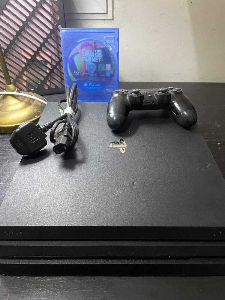 playstation 4 pro + 1 game - 1