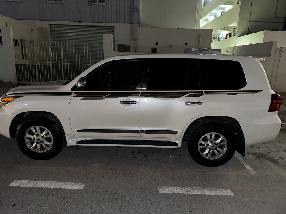 Land Cruiser 2014 negotiable  - 3