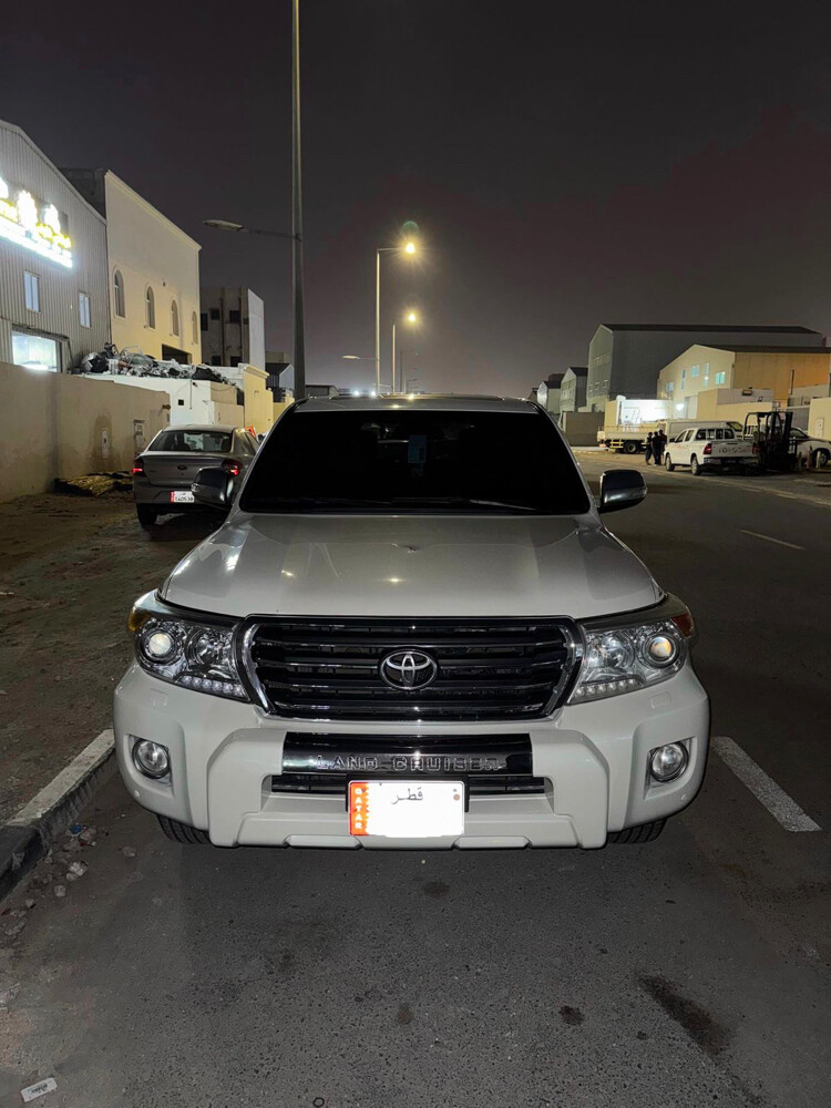 Land Cruiser 2014 negotiable  - 1