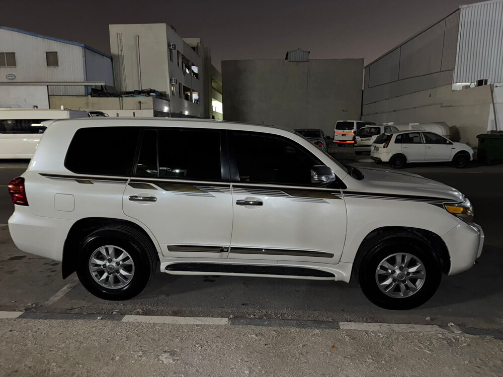 Land Cruiser 2014 negotiable  - 4