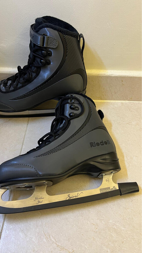 New Riedell Adult Ice skates - 1