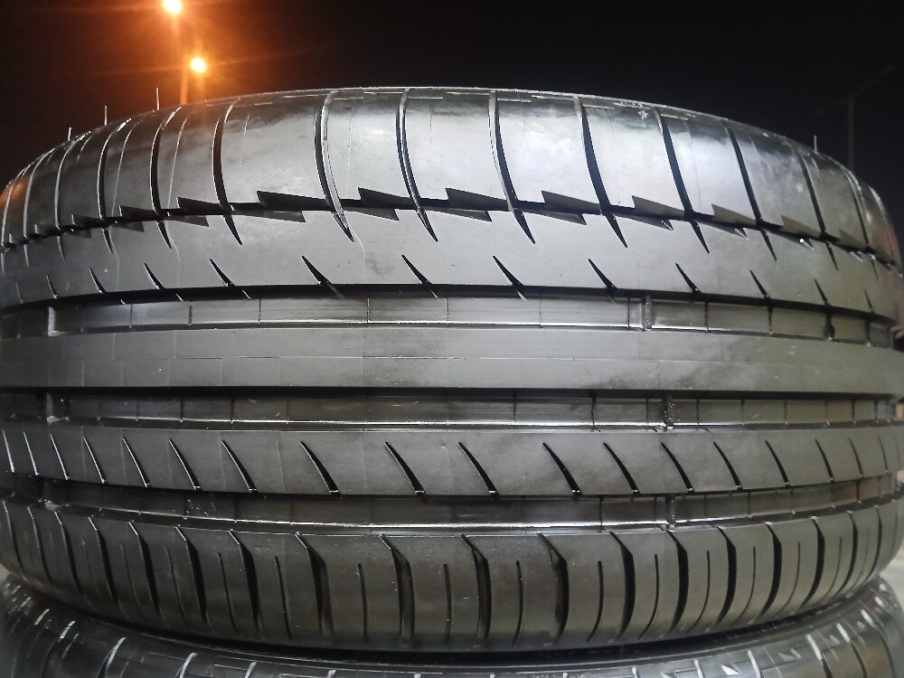 225/40/ZR18 or 265/40/ZR18 - 10