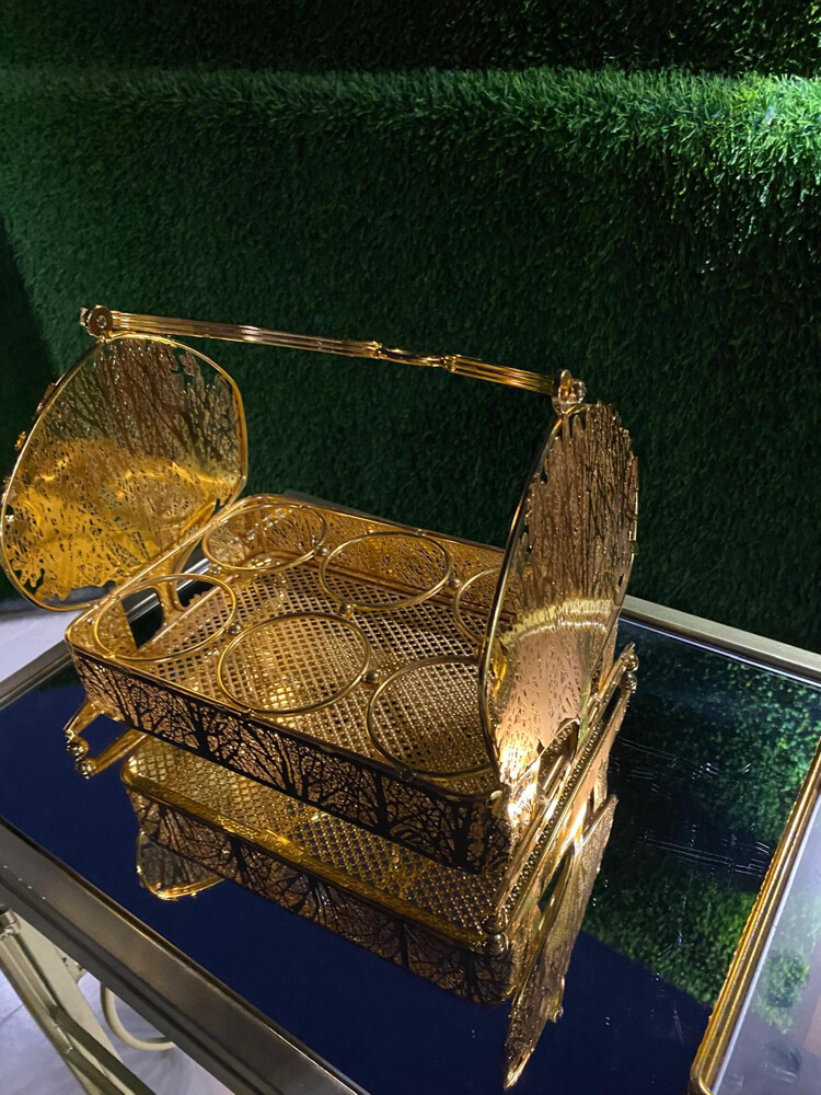 Tables and plates with colour gold - 12