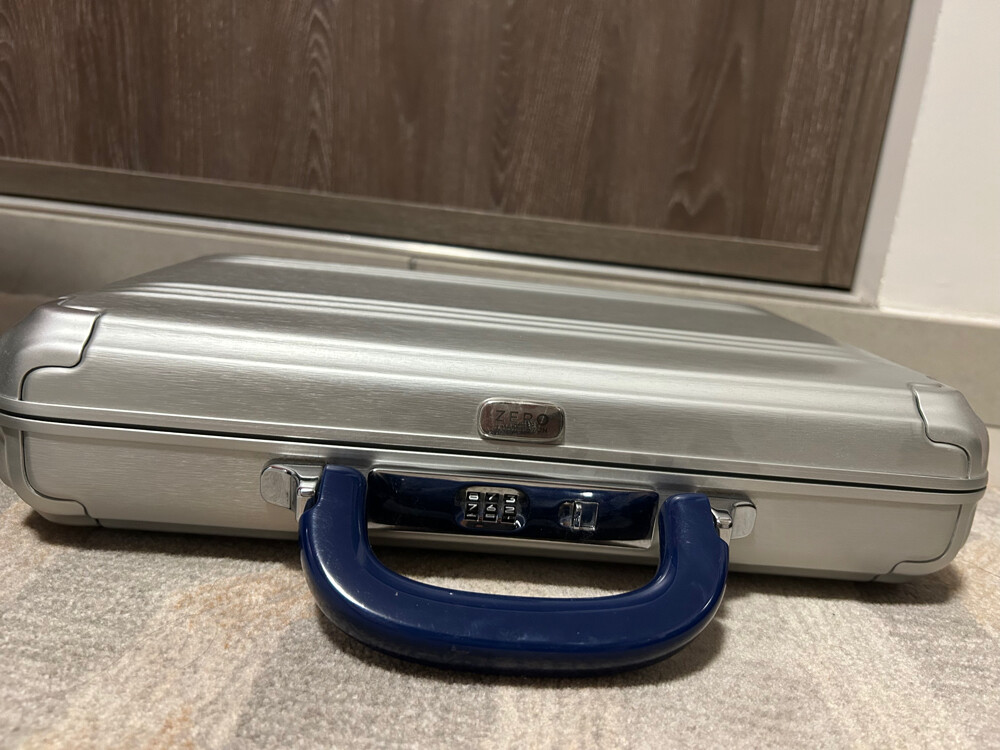 PREMIUM ALUMINUM SUITCASE - 4