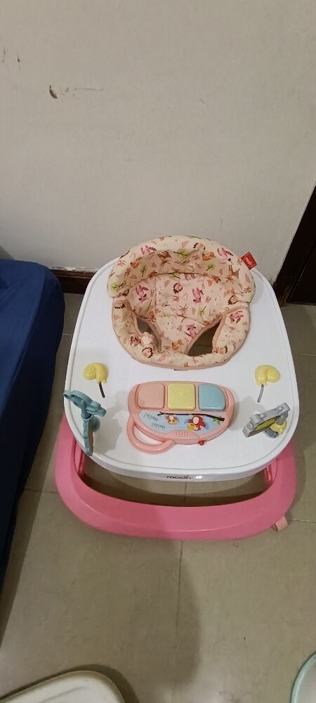 A baby stroller in excellent condit - 2