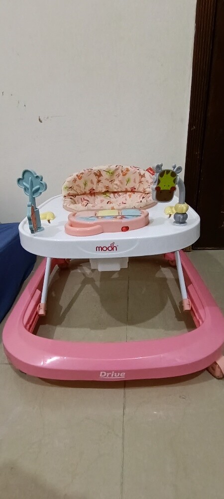 A baby stroller in excellent condit - 1