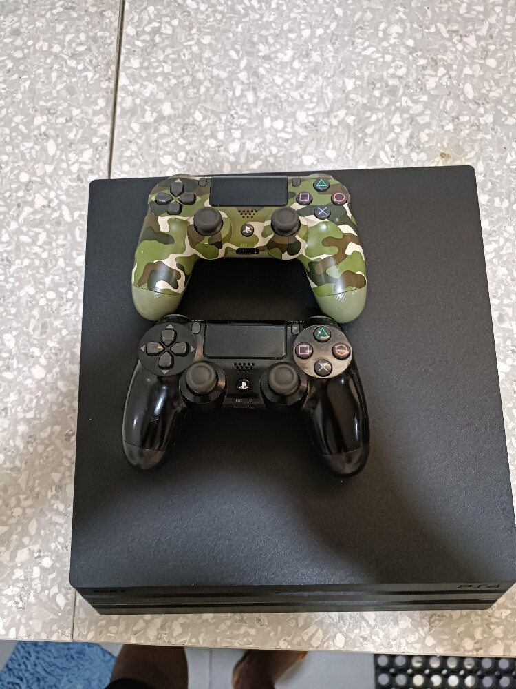 ps4 pro 1 TB in very good condition - 6
