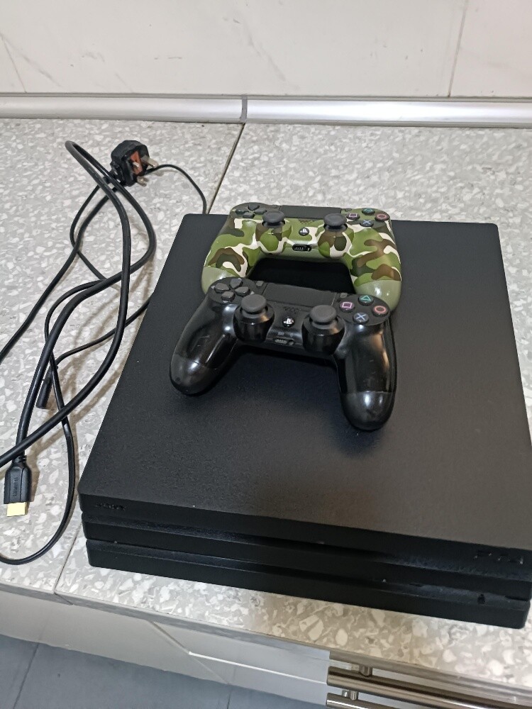 ps4 pro 1 TB in very good condition - 8
