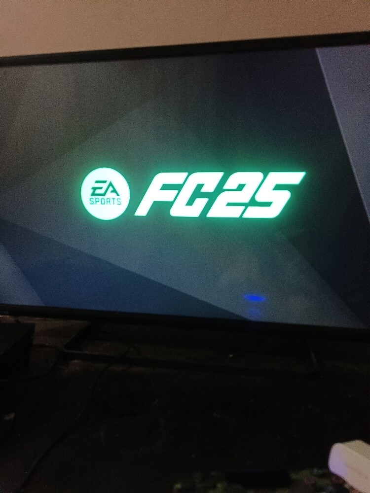 ps4 pro 1 TB in very good condition - 5