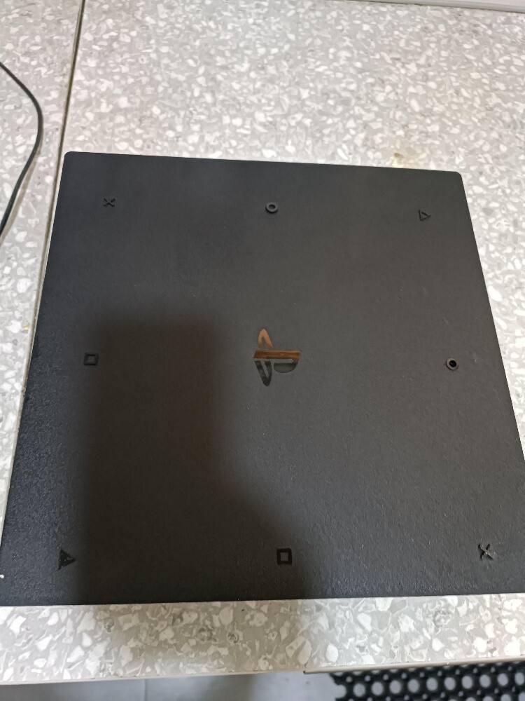 ps4 pro 1 TB in very good condition - 4