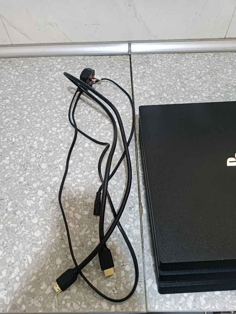 ps4 pro 1 TB in very good condition - 7