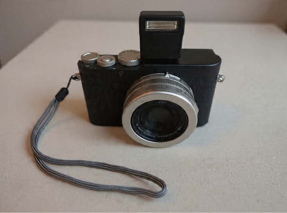 Leica D-Lux 8 -100 years limited - 9