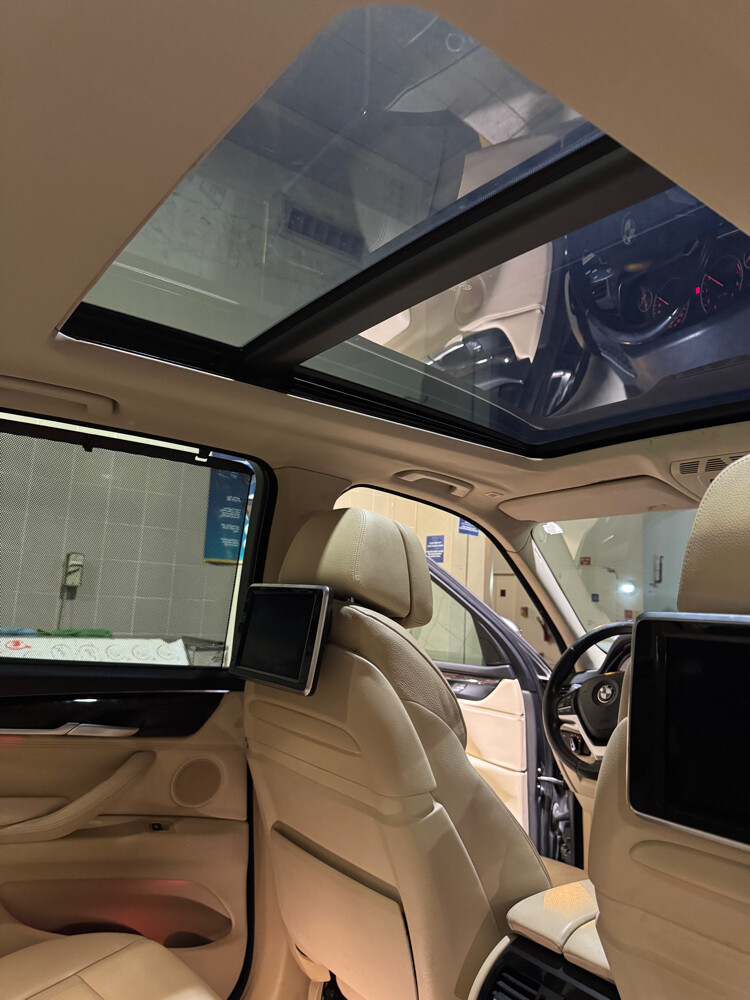 BMW X5 xDrive50i   - 8