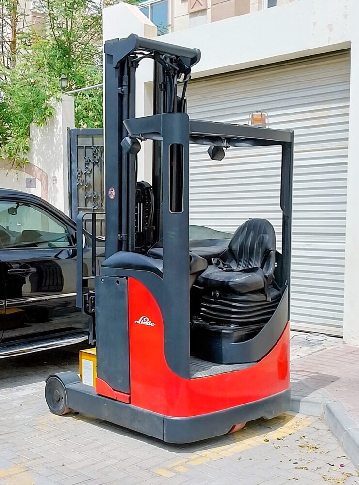 Linde Electric Reach Forklift - 1