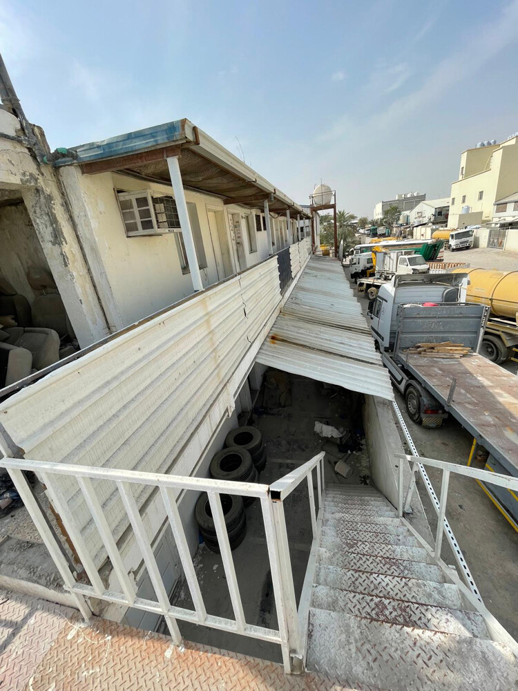 للايجاركراج و حدادة بالصناعية ش4 - 4