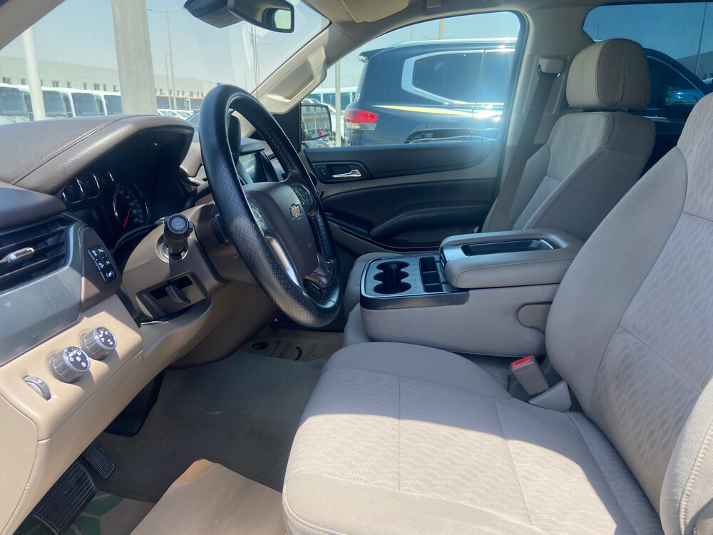 Suburban 2016 LS Silver  - 3