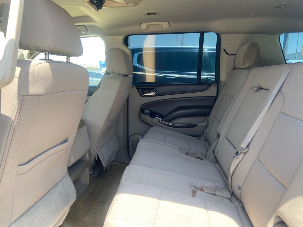 Suburban 2016 LS Silver  - 4
