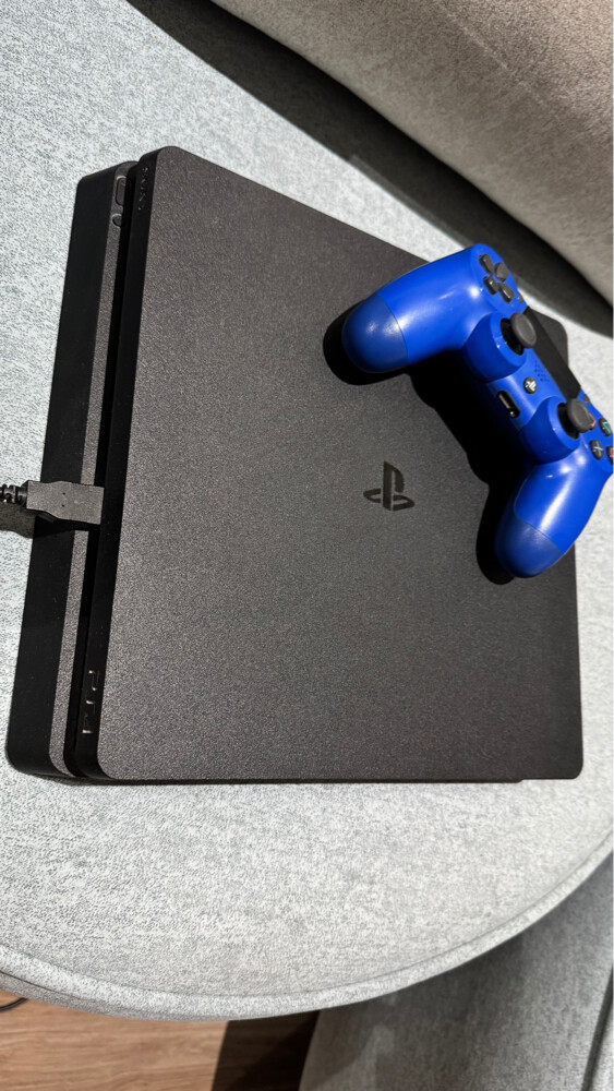 ps4 with controller - 1