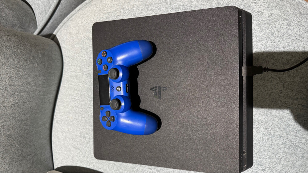 ps4 with controller - 2