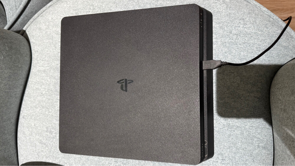 ps4 with controller - 3