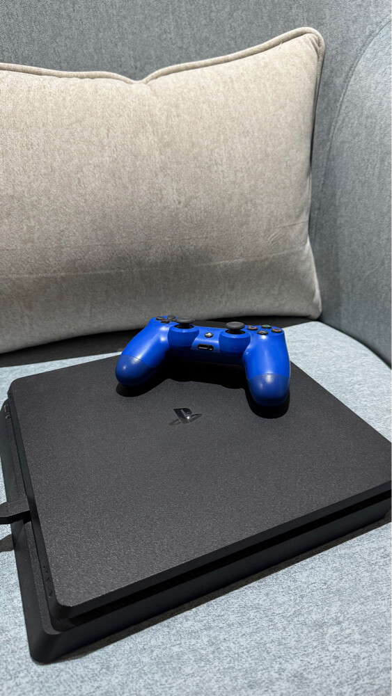 ps4 with controller - 4