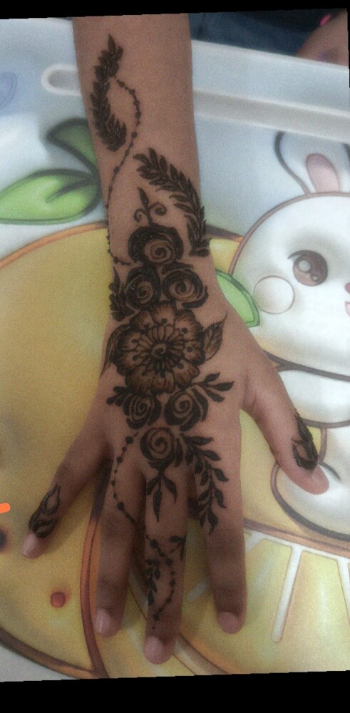 Henna service available - 19