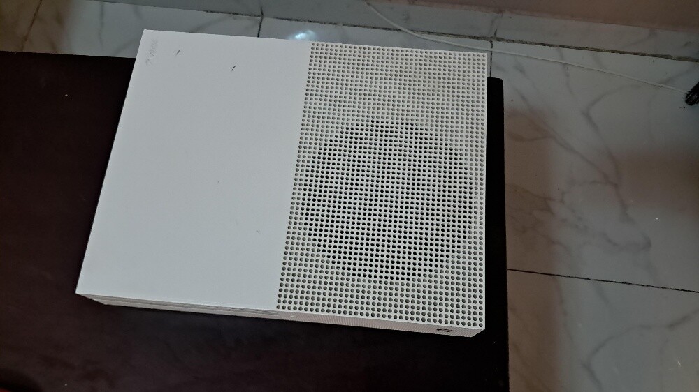 Xbox One S Disc edition - 3