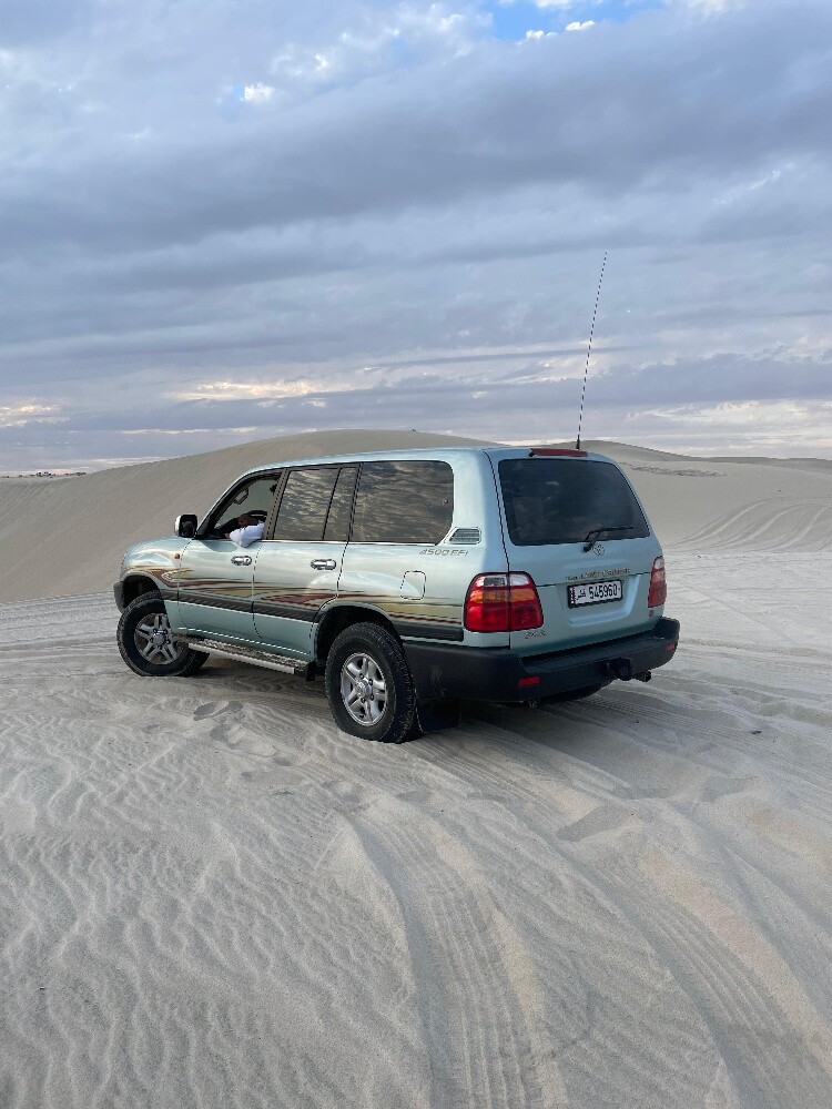 Well maintained Toyota land cruiser excellent condition powerful engine Smooth drive clean inside and out regularly serviced with strong engine and gearbox perfect for family use long trips and off road driving - 1