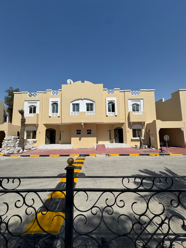 فلل ظمن مجمع للإيجار  - 1